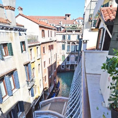 Ai Bareteri Luxury Canal View Венеция Экстерьер фото