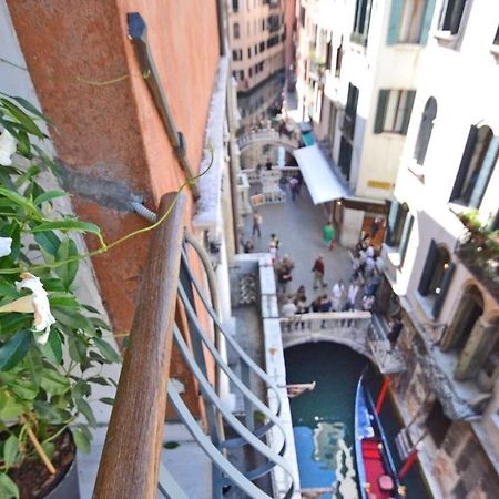 Ai Bareteri Luxury Canal View Венеция Экстерьер фото