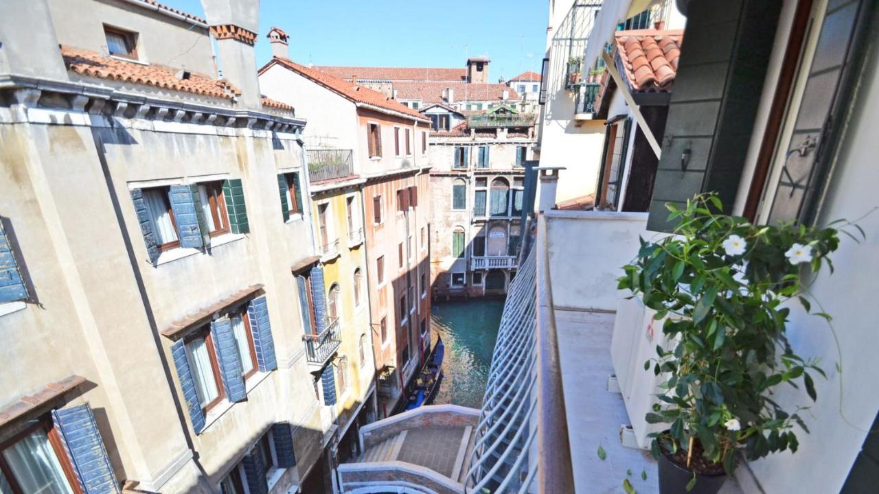 Ai Bareteri Luxury Canal View Венеция Экстерьер фото
