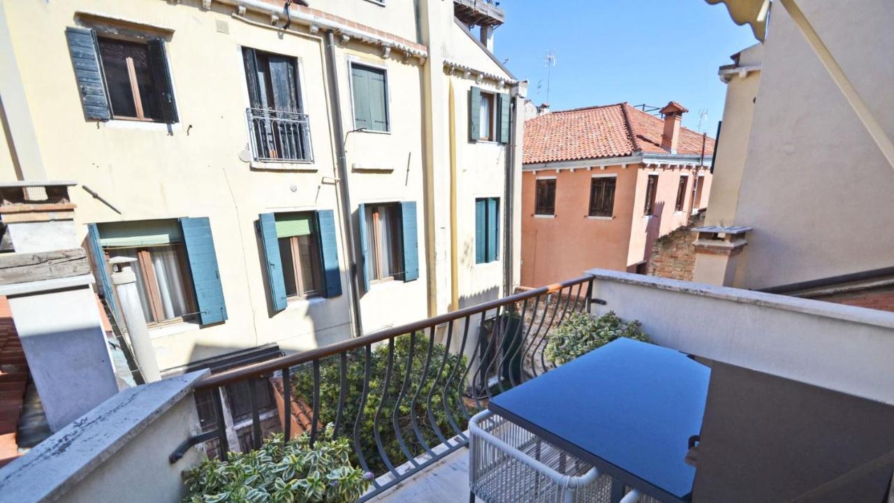 Ai Bareteri Luxury Canal View Венеция Экстерьер фото