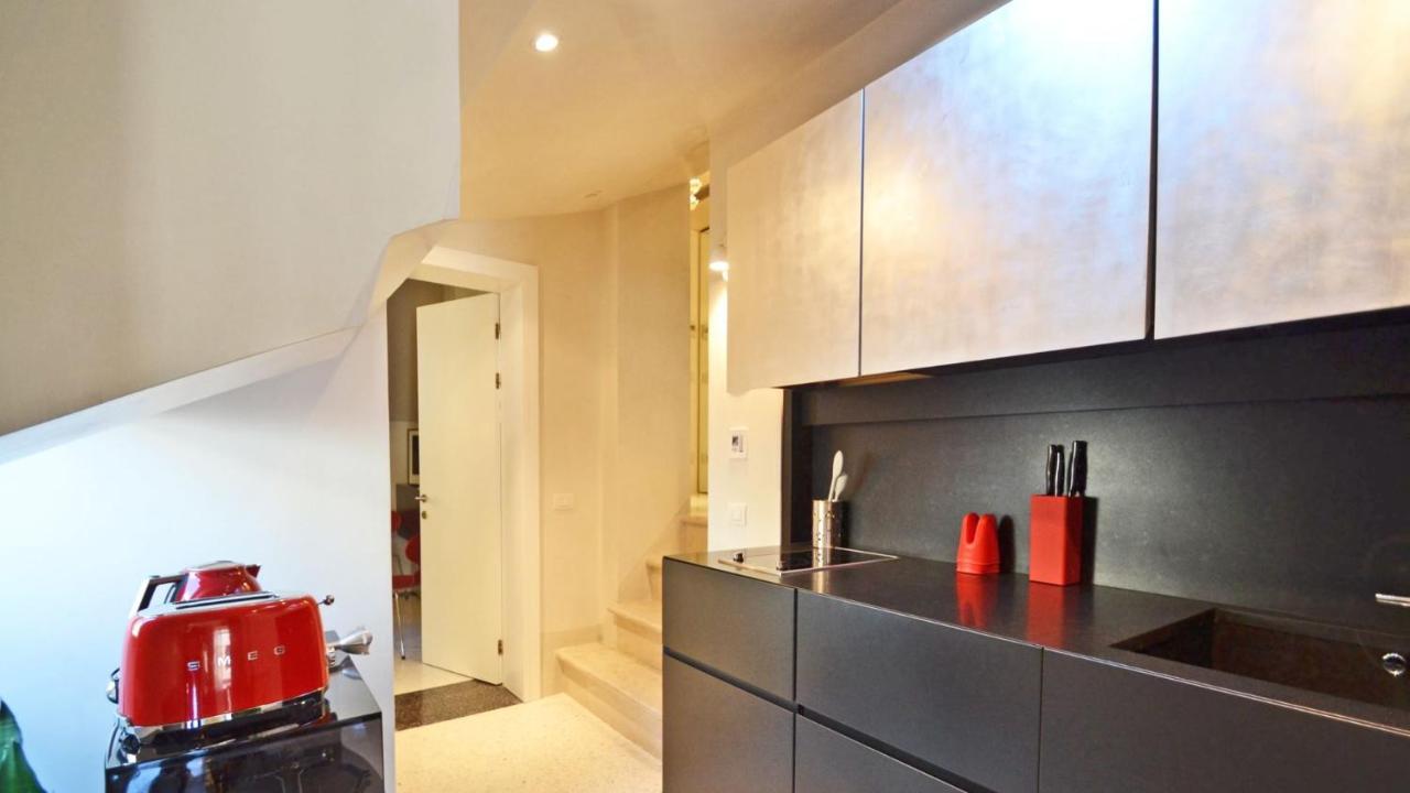 Ai Bareteri Luxury Canal View Венеция Экстерьер фото